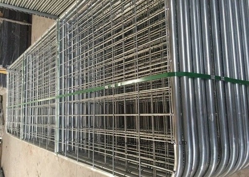 Q235 Steel 6ft Tall Livestock Handling Equipment For Goat Feeding